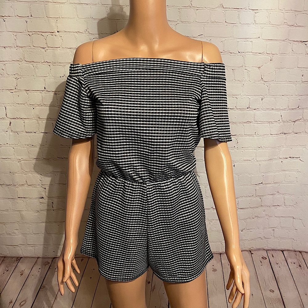 Boohoo black & white checkered plaid romper size 4 boho